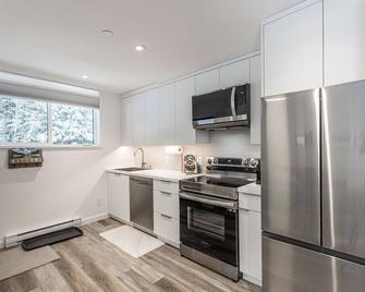 Nature, Nurture, Nest at the Mamquam Mountain Suite. Peace in the Mountains - Squamish - Keuken