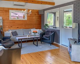 3 Bedroom Nice Home in Floroe - Florø - Obývací pokoj