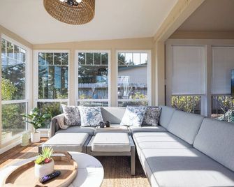 Serene Lake View Retreat - Coos Bay - Obývací pokoj