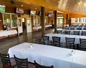 Golf, Outdoor Bar, Restaurant - The Forest Haven - Tully - Restaurante