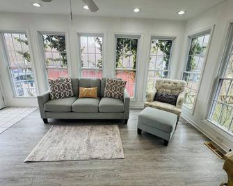 Lake Michigan Getaway - Jacuzzi Tub - Pet Friendly - Stevensville - Living room
