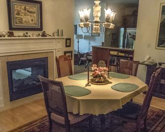 Luxury Condo in Downtown Saratoga Springs - Saratoga Springs - Dining room