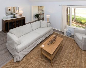 Sea Palms Golf Course Lake view Multi Level property - Brunswick - Living room