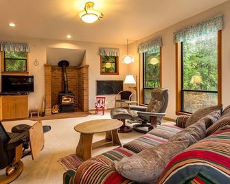 Low bank waterfront on peaceful Fletcher Bay. Perfect for families or reunions. - Bainbridge Island - Sala de estar