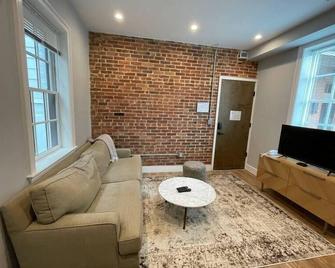 The King Suite at Prince Street Inn Ada Accessible - Alexandria - Sala