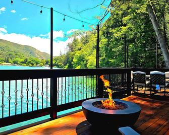 New 2BR Lake House on Blue Lakes-Private Dock, Large Patio, Fire Pit & Kitchen - Upper Lake - Balkón