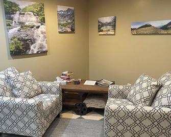 Farm House Garden Apartment, peaceful vibe and views. - Pittsboro - Living room