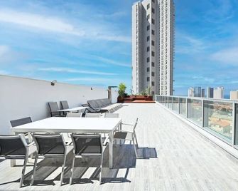 Modern Sky Penthouse 3BR with parking by HolyGuest - Telavive - Varanda