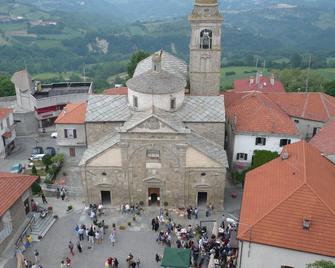 Casa del Prato tra vigneti, noccioleti e paesaggi mozzafiato - Roccaverano - Building
