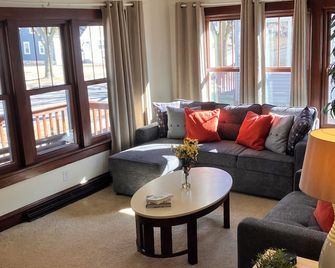 Lake Breeze on 11th - Sheboygan - Living room
