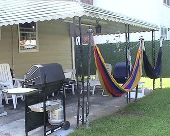 Spacious family house in Queens, 10 minutes from JFK, Mall & Train, Free Parking - Queens - Patio