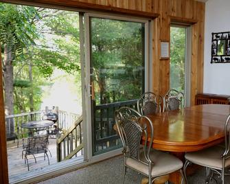 Birch lake secluded getaway- Serenity home 5 bedroom sleeps up to 14 - Tomah - Dining room
