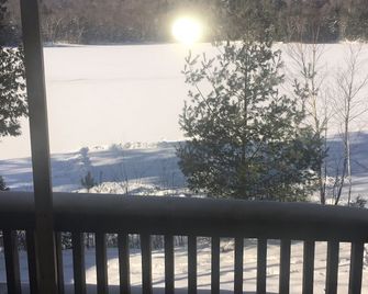 Year Round 'Winter Lodge'a 6 Bedroom Historic Adirondack Retreat - Long Lake - Balcón