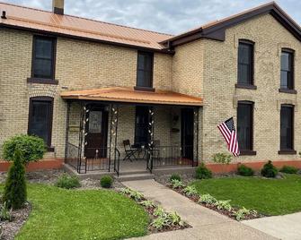 Copper Roof Cottage - Prairie du Chien - Building