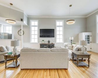 Unique Church Turned Family Retreat: Relax & Enjoy - Alliance - Living room
