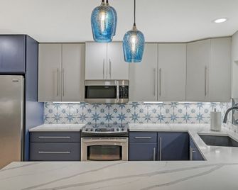 Modern spacious 3 bedroom 2 bathroom private pool home in Sarasota near Siesta Key - Sarasota - Keittiö