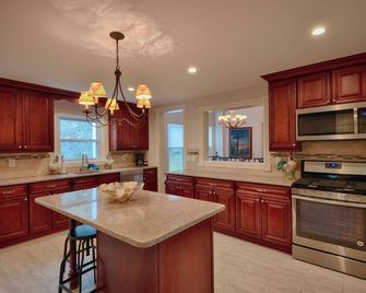 Charming Colonial 8-Bedroom Home with Modern Comforts in Historic New Berlin - New Berlin - Cocina