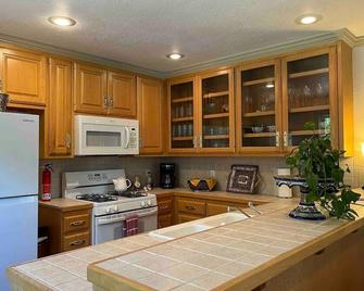 Unwind at this peaceful oasis on the Ouachita River in Caddo Valley. - Caddo Valley - Cocina