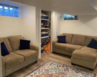 5 Bdrm Beautiful Home In Safe Neighborhood 7 Minute Drive To Lambeau - Allouez - Living room