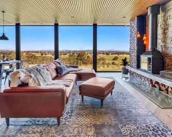 A View To A Hill - Bullerroo - New High Country Apartment With Rooftop Terrace - Mansfield - Wohnzimmer