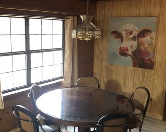Cedar Ridge Log Cabin on 14 acres - Pet Friendly! - Granbury - Dining room