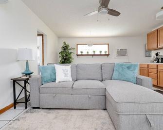 Only 5 Blocks to the Beach! - Jacksonville Beach - Living room
