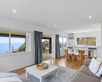 Wow On Wanaka Bay - New Plymouth - Living room
