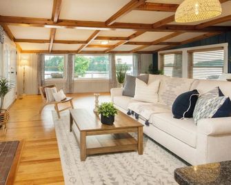 Blu Heaven a Place in Lakeville! Lakefront property - steps from water! - Lakeville - Living room