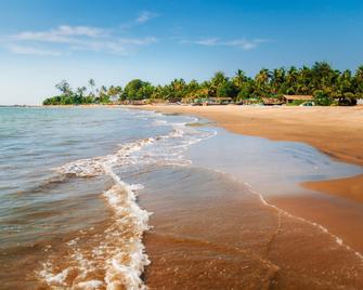 Eutopia Beach Resort, Morjim - Morjim - Beach