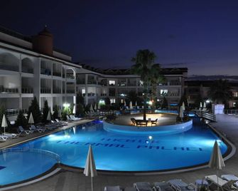 Akbük Palace Hotel & Residence - Дідім - Басейн