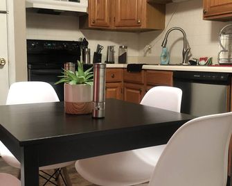 All New Cozy Guest Nest Home Mins From The Airport -Extended Stay Br(Unit B) - Overland - Dining room