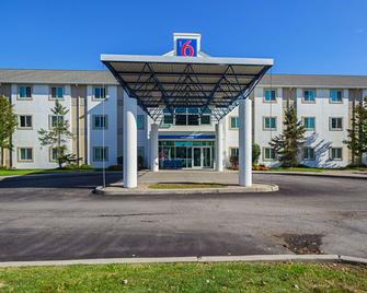 Motel 6 Toronto East - Whitby - Whitby - Building