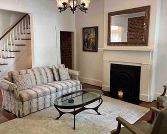 'Madison Manor I' by the River, Hot Tub, Downtown - Madison - Sala de estar