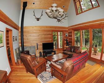 Drumkeeran House - Magnificent Lakefront and Mountain Log Lodge - 5 Star Luxury - Pemberton - Wohnzimmer