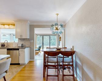 Walk to downtown at this charming home with bikes, wifi, and cornhole - Mount Dora - Dining room