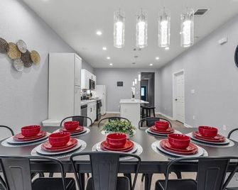 Charming Walkable 4 Br2.5 Ba Near Dtown Riverwalk - San Antonio - Dining room