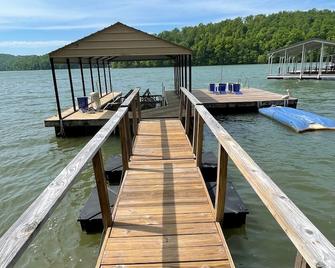 Terrace Cove: 4BR/2B Lakefront house with private dock and covered slip! 4BR/2B - Jacksboro - Outdoors view