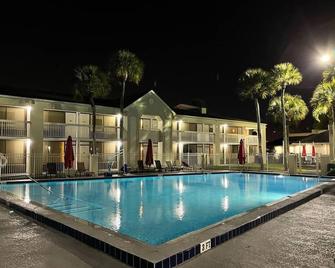 Newly renovated room in cozy hotel near Disney 2 - Kissimmee - Piscina