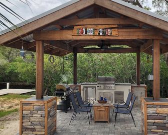Waterfront Canal Cottage, Kayaks & Canoes, Minutes from Springs & Manatees! - Crystal River - Патіо