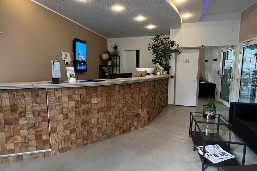 Front desk view of Opera Hotel Köln