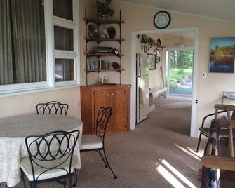 World class setting, Cottage on Peninsula surrounded by Lake Nokomis - Tomahawk - Їдальня