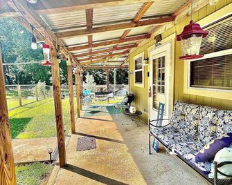 2 Small Country Cabins - King, Queen & Bunkbeds - walk to Sardis Lake - WiFi - Como - Patio