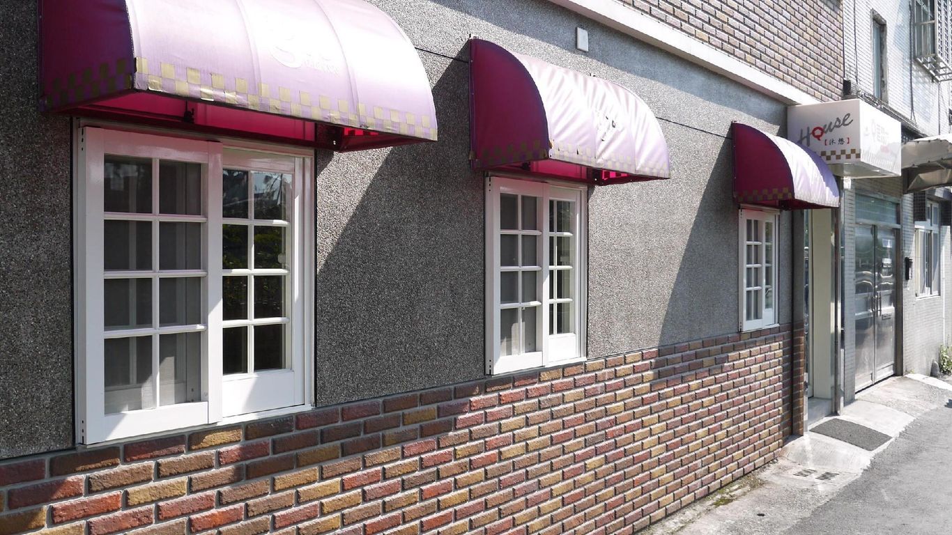 جيه 16 إن بيد آند بريكفاست