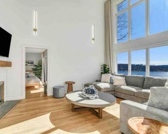 Sleeps 16! Lake, Dock, Hot Tub, Deck, Fire Pit, Grill - Brookfield - Sala de estar