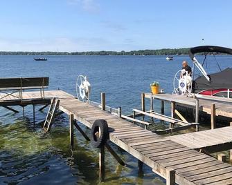 4 bedroom lakefront cottage - Green Lake