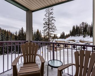 Large Corner Quiet Top Floor Condo with A/C, BBQ, pet friendly! - Vernon - Balcony