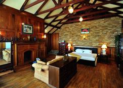 Crest Villa Mansion - Pyin Oo Lwin - Bedroom