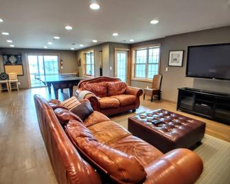 Wisconsin lake living does not get any better than this! - Elkhorn - Вітальня