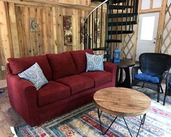 Sunny Yurt Rental with a Beautiful Interior on the New River in Virginia - Pearisburg - Living room