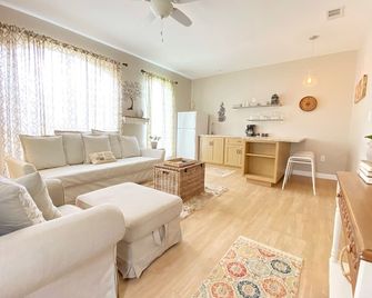 Fortunata Winery Villa #1 Cozy & Charming Getaway - Aubrey - Living room